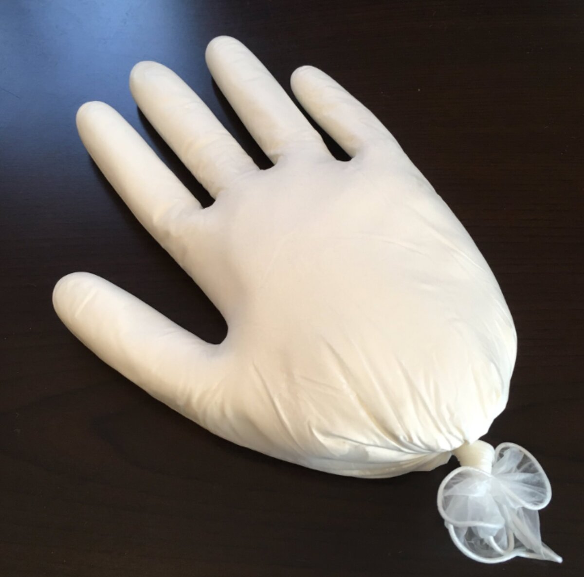 Использование резиновых перчаток. Перчатки резиновые. Резиновая перчатка. Белая резиновая перчатка. Из резиновых перчаток.