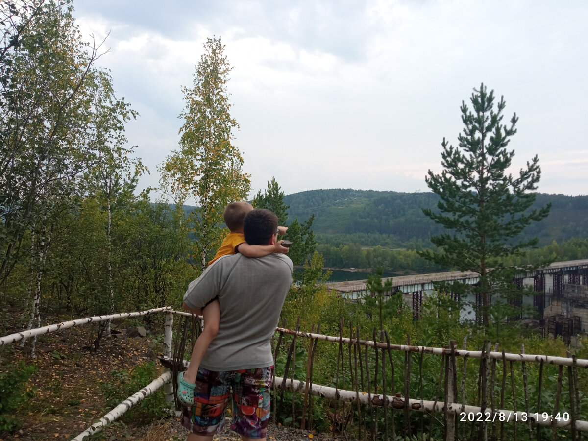 Смотровую площадку сделали)) Чтобы всякие отважные люди ноги себе не ломали