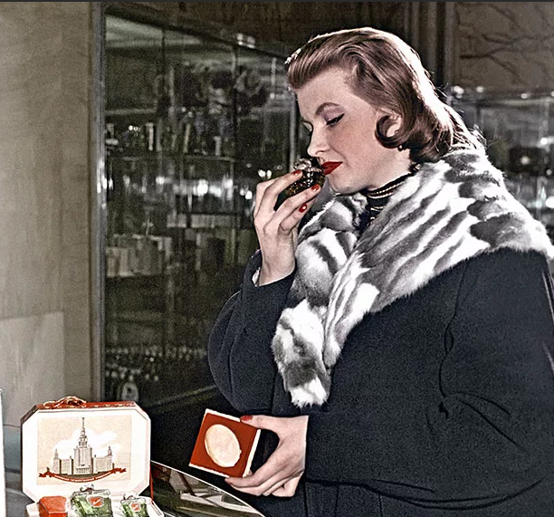 Покупательница у прилавка парфюмерного магазина в Охотном Ряду выбирает духи