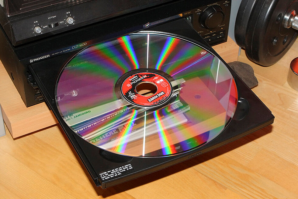 На сд квадрата. LD-Laserdisc. LD Laserdisc лазердиски. ЛД диск лазердиск. Laserdisc и компакт диск.