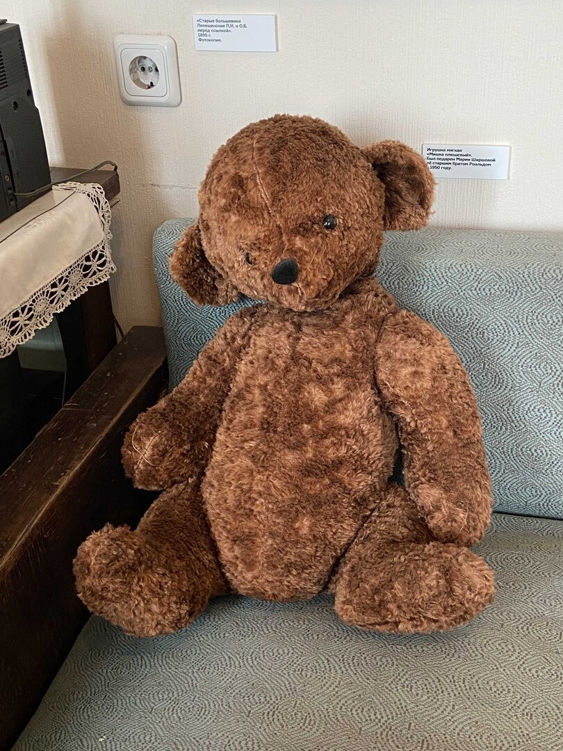 Меня больше всего тронул этот мишка. Сидит и грустит об ушедшем. И ушедших.