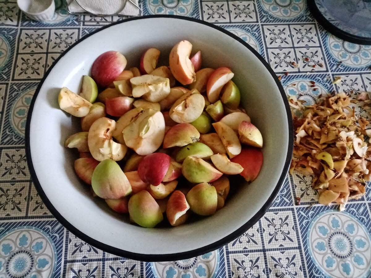 Получилось примерно 1,5 кг нарезанных яблок 