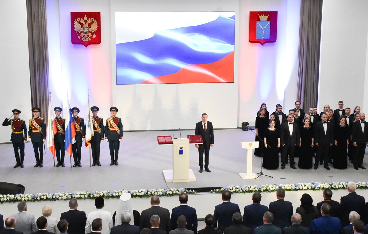    Губернатор Саратовской области Роман Бусаргин (в центре)  Олеся Аксенова/ТАСС