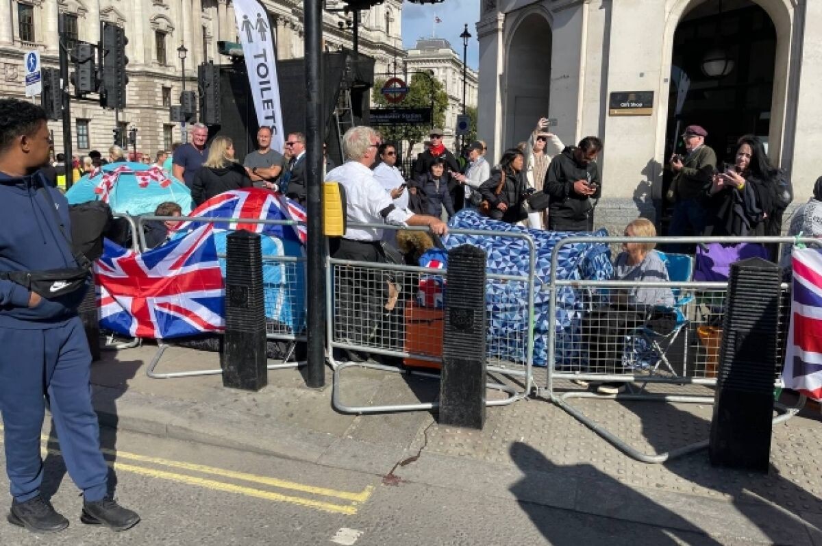   Желающие попасть на похороны Елизаветы II британцы ставят палатки