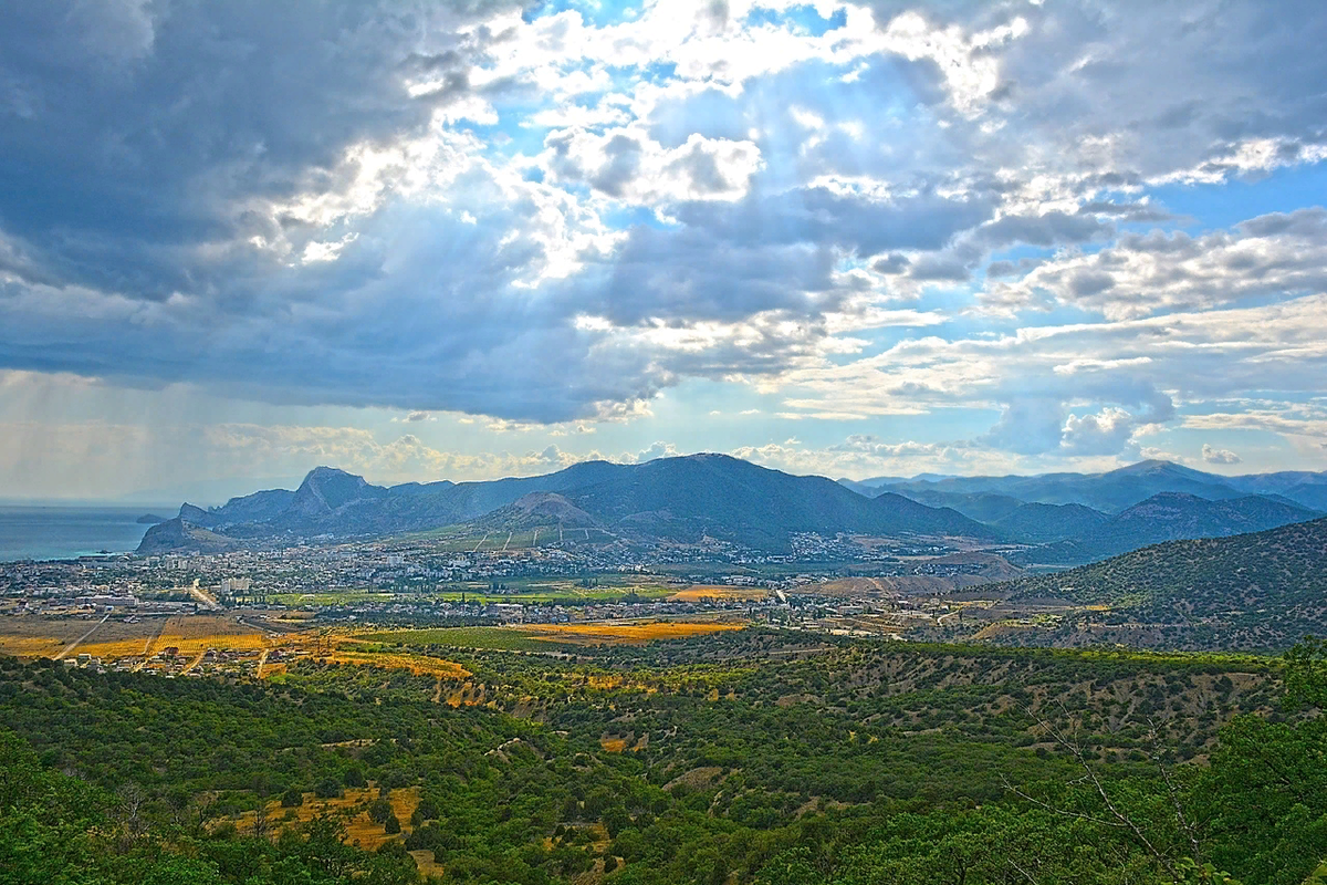 Вид на долину Судака от святого источника на горе Ай-Георгий. Фото 2018 г.
