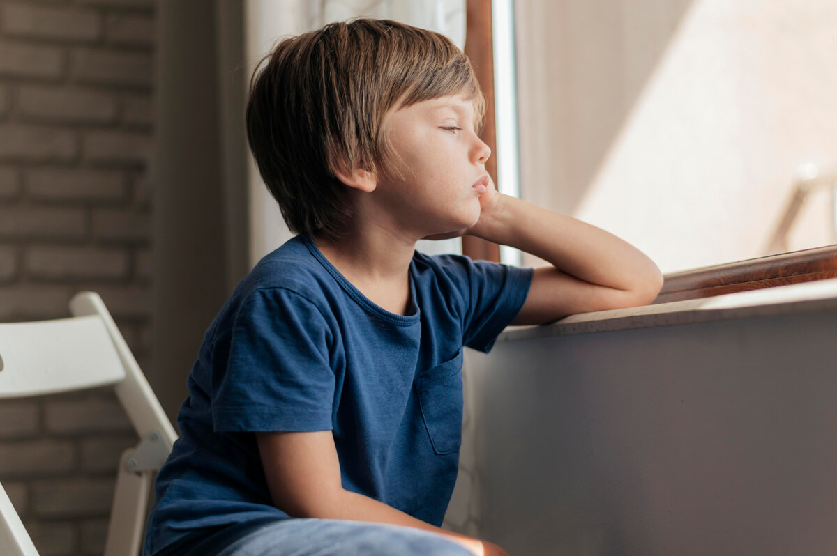 Изображение от <a href="https://ru.freepik.com/free-photo/sad-child-looking-through-the-window-during-quarantine_10869202.htm#query=%D0%B3%D1%80%D1%83%D1%81%D1%82%D0%BD%D1%8B%D0%B9%20%D1%80%D0%B5%D0%B1%D0%B5%D0%BD%D0%BE%D0%BA&position=0&from_view=search">Freepik</a>