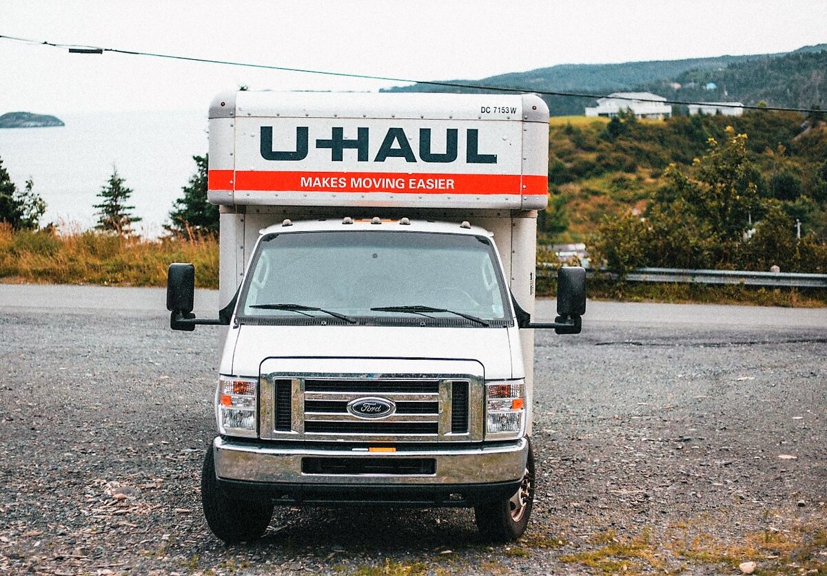 Кстати, в Америке именно на таких вот грузовичках именной этой компании чаще всего перевозят вещи при переезде. Слоган на красном: "Облегчает перемещение". Ну или дословно - Сделаем перемещение (переезд) проще (простым).