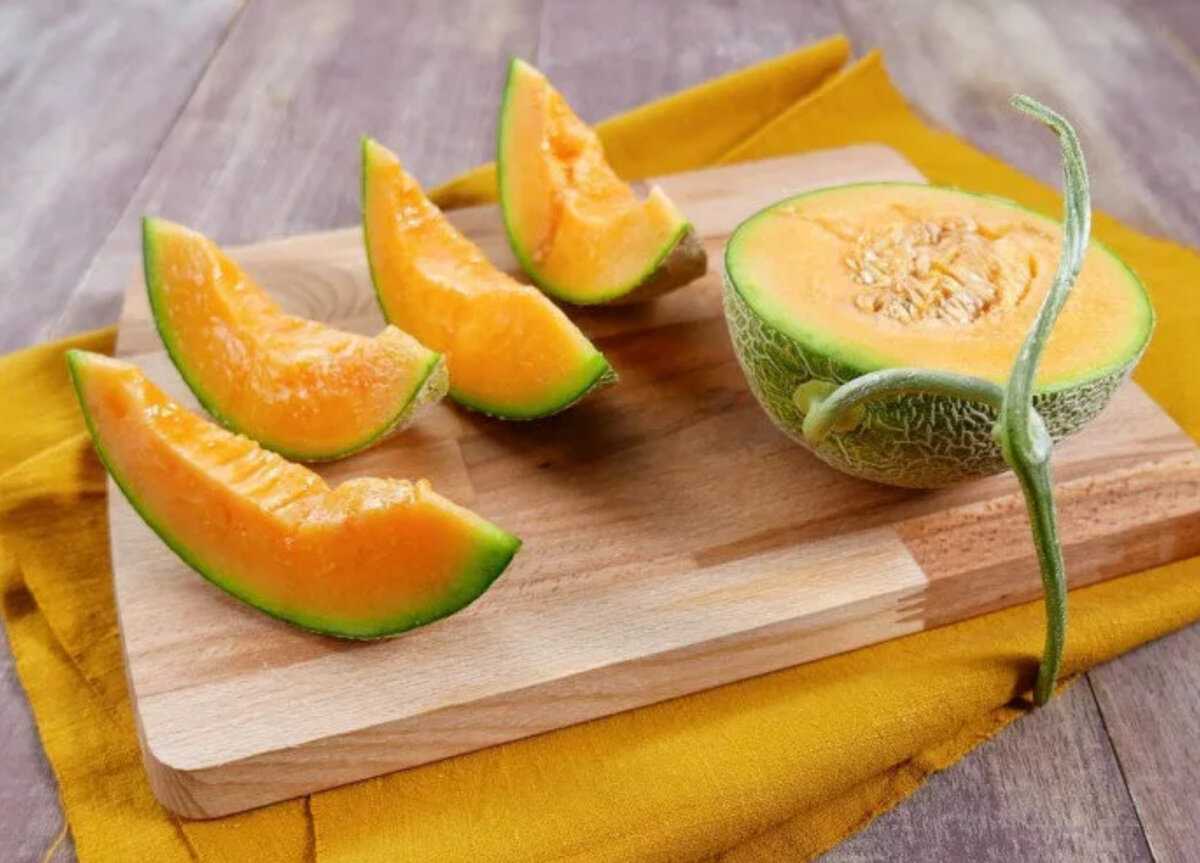 Этот вид бахчевой культуры выращивается на острове Хоккайдо, в Японии. Юбари относится к гибридным сортам, выращенным в результате скрещивания двух видов мускатных дынь (Earl’s Favorite и Burpee).