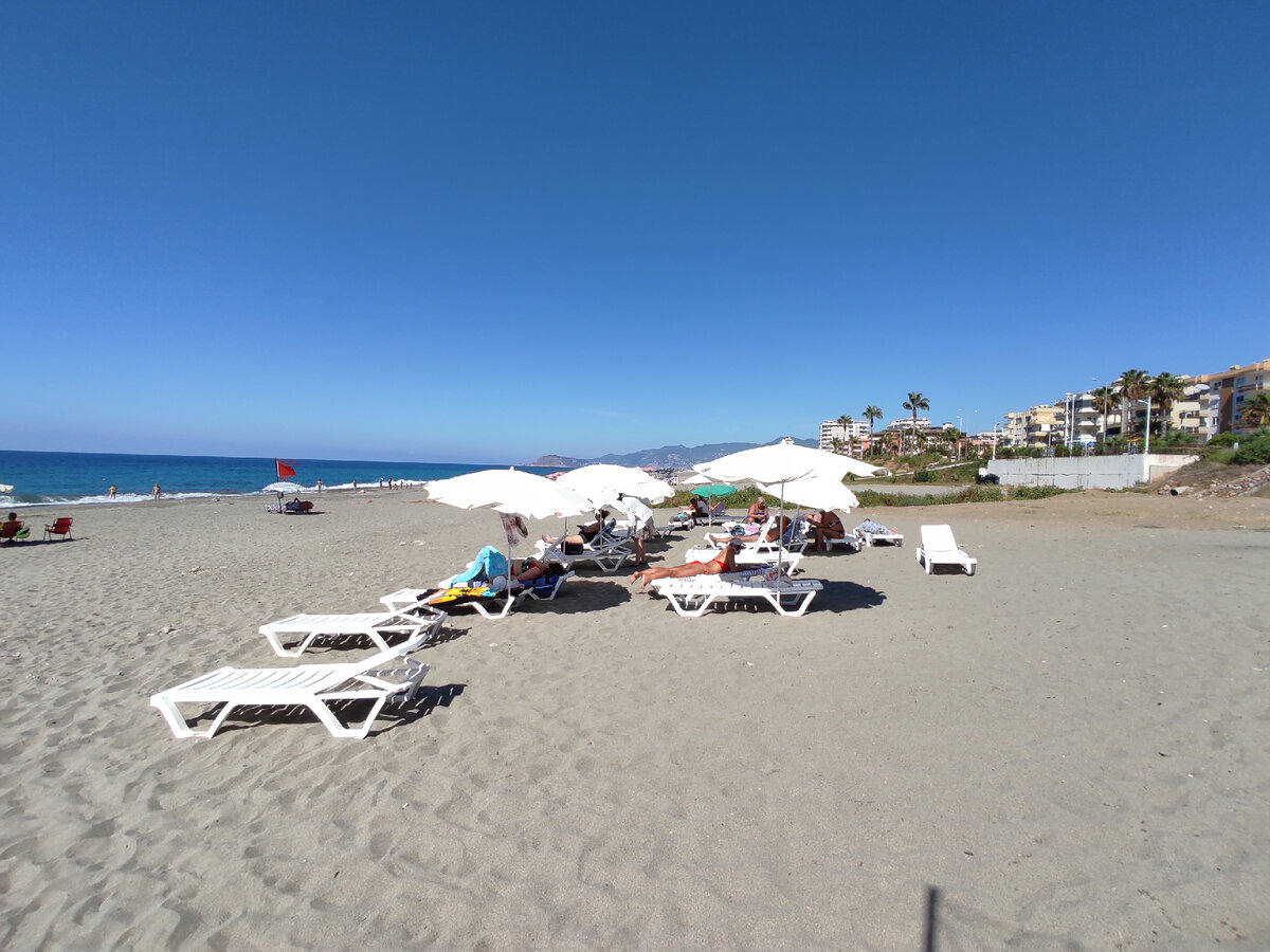 Шезлонги и зонтики одного из городских пляжей