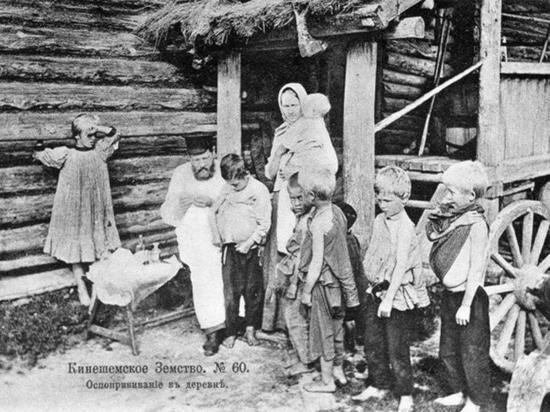     Оспопрививание детей в деревне. 1906 год. Фото: rg.ru