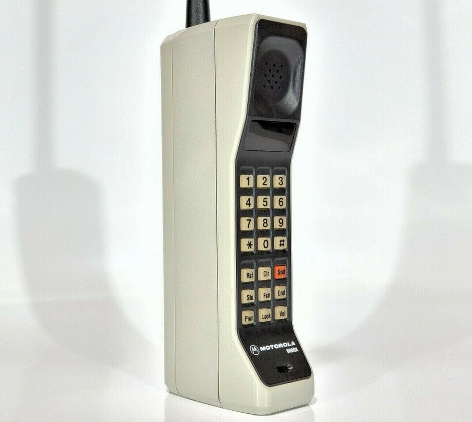    Телефон Motorola DynaTAC вряд ли сможет вызвать у вас приступ ностальгии