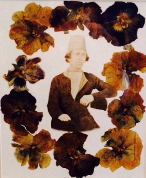 На этом фото из домашнего альбома в окружении венка из засушенных цветков анютиных глазок изображен славянофил Константин Аксаков в русской одежде, которую он из принципа носил, пытаясь всем и каждому показать, как  выглядели истинно русские люди - а вот как - в мурмолке и косоворотке! 1850-е гг.