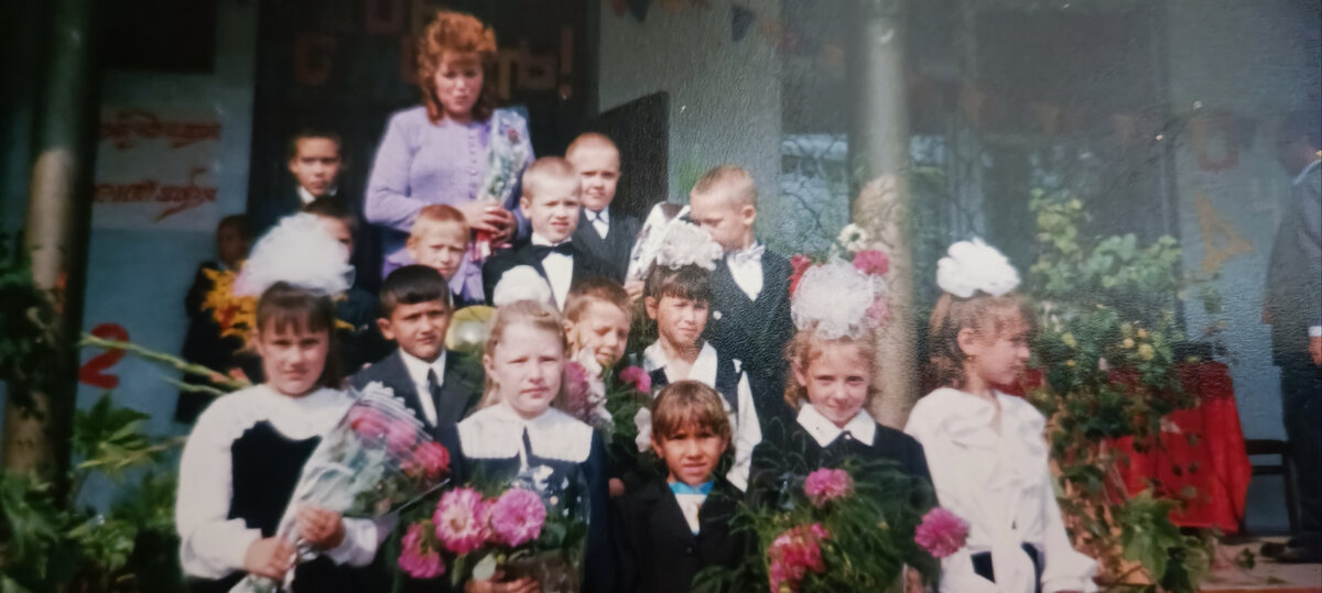 5 октября отмечается День учителя.  Праздник международный, но впервые его начали отмечать в Советском Союзе еще в 1965 году, тогда он был назначен на 29 сентября.

Первый учитель – один из самых важных людей в жизни каждого человека. Именно он играет большую роль в социализации ребенка, прививает любознательность и любовь к наукам.

Мой первый учитель была - Жданова Галина Ивановна

#ЕРпоздравляет, #НоваяШкола, #МойПервыйУчитель #ЕР72