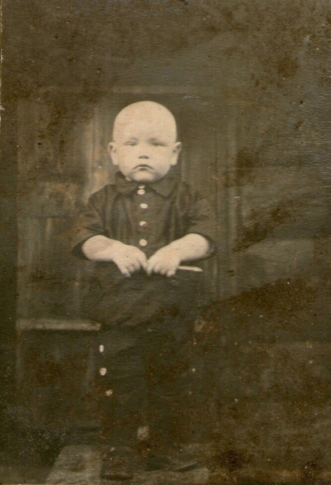 Саша - карапуз. В детстве его звали Шурик.