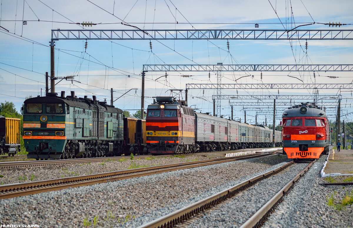 Тепловоз 2ТЭ10В-4382 с хозяйственным поездом, электровоз ЧС4Т-654 с почтово-багажным поездом, электропоезд ЭР9ПК-169. Кировская область, станция Ежиха, 11.07.2014 