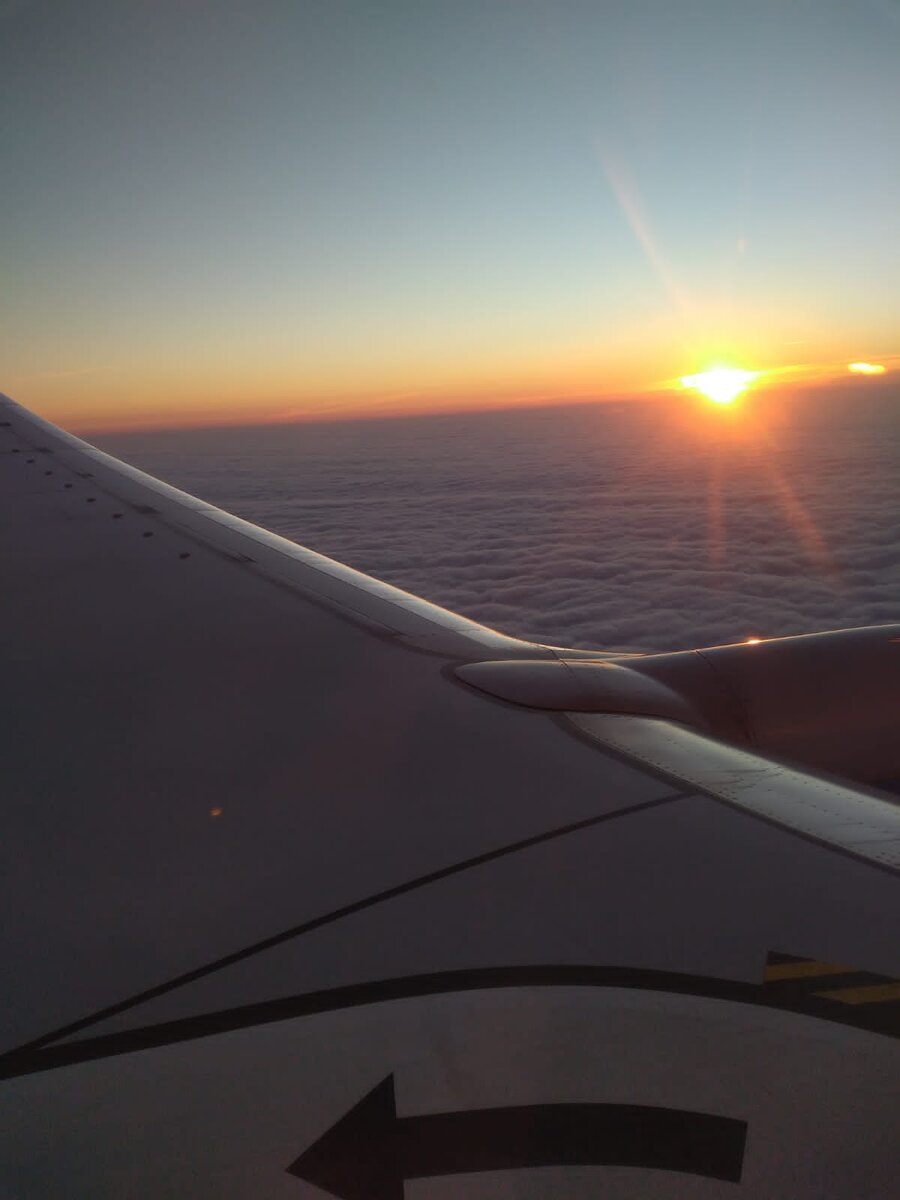 На подлёте к Храброво, восход солнца на 10000 метрах😊 А там на земле даже намёка не было на солнечную погоду, все затянуто тучами было.