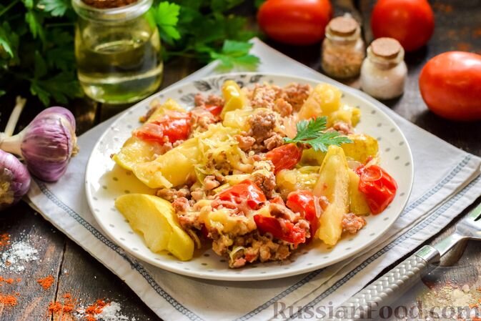 фарш мясной, яблоки, помидоры, сыр твёрдый, лук репчатый, соль, перец чёрный молотый, масло растительное