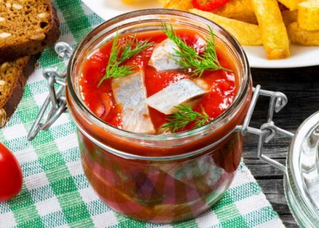 Вам понадобятся: сельдь, репчатый лук, морковь; для соуса – 100 мл растительного масла, 100 мл 9%-ного уксуса, 3 ст.л. томатной пасты, 2 ст.л. сахара, 1 ст.л. соли, 1 ч.л. черного молотого перца.