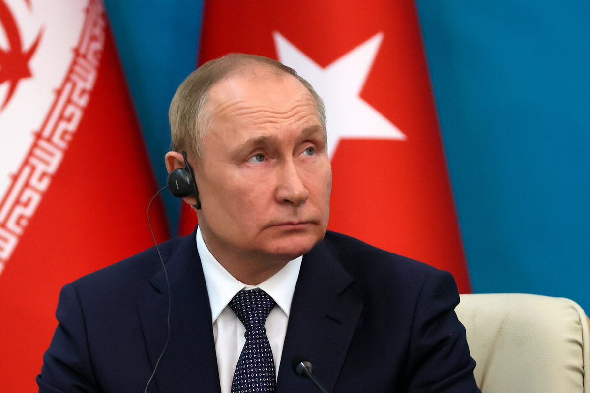 Президент РФ Владимир Путин на совместном с президентом Ирана Эбрахимом Раиси и президентом Турции Реджепом Тайипом Эрдоганом заявлении для прессы по итогам встречи глав государств - гарантов Астанинского процесса содействия сирийскому урегулированию, 19 июля 2022 года 
Фото: Сергей Савостьянов/РИА «Новости»