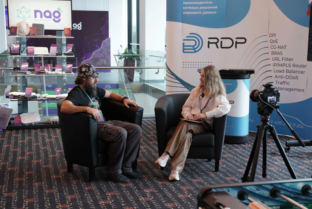 Журналист НАГ Паздникова Анастасия и спикер Академии НАГ 2022 Николаев Лев