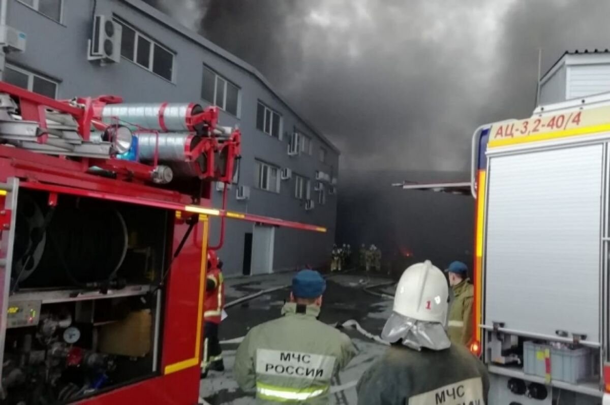    В Екатеринбурге горит ангар, площадь пожара выросла в восемь раз