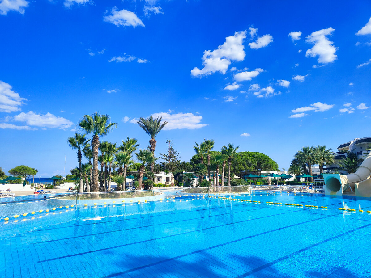 Вид с террасы на лобби баре.