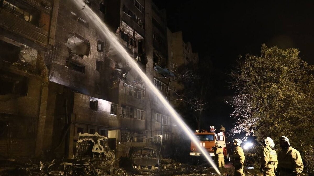     В результате крушения военного самолета Су-34 в Ейске погибли 13 человек. По данным Главного управления МЧС России по Краснодарскому краю, в числе жертв трое детей.