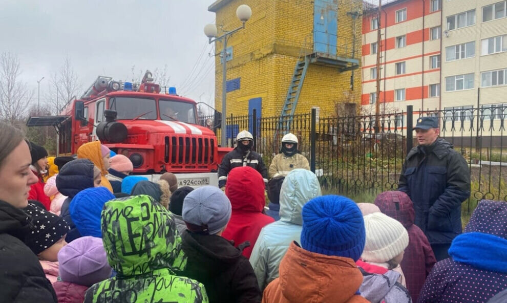    В Пуровском районе школьников познакомили с профессиями пожарного, спасателя и автоинспектора