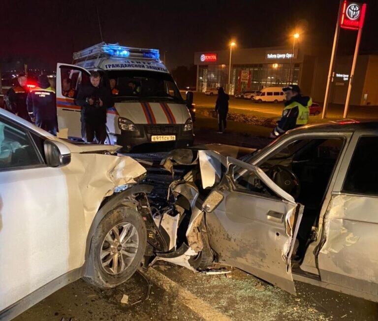    В Орске в ДТП с 4 автомобилями пострадали два человека, потребовалась помощь спасателей Андрей Севостьянов