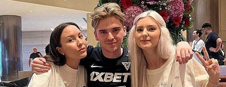 Порноактриса Eva Elfie