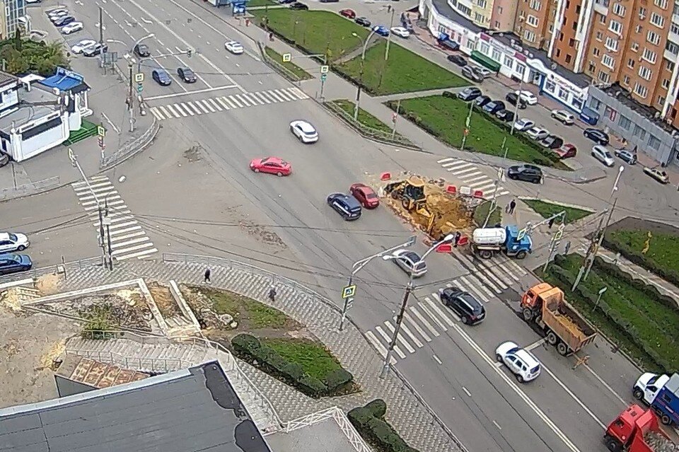     В Липецке устраняют утечку в районе улицы Неделина  кадр с камеры видеонаблюдения