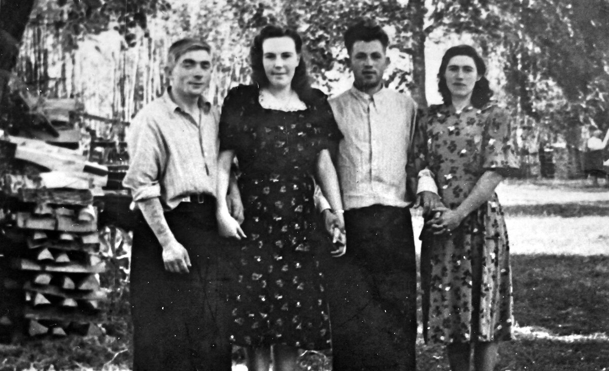 1955 год. Деревенские барышни предпочитали платьица "в цветочек". Фото из личного архива автора.