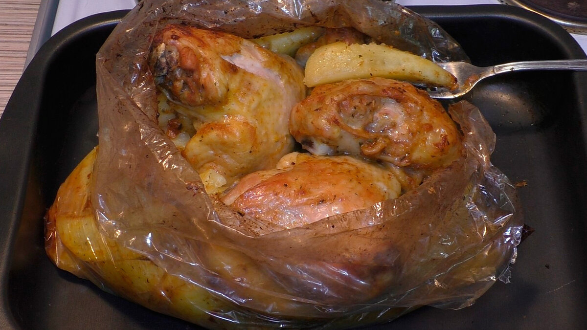 Румяная и сочная курица в духовке
