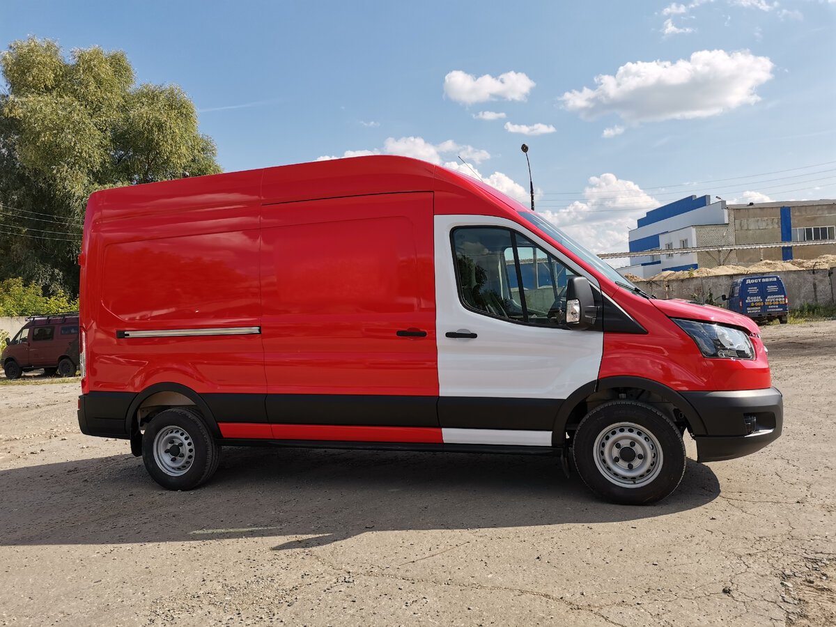 ФОРД Транзит для пожарных перекрашен в красный цвет. Будет помогать бороться с пожарами.