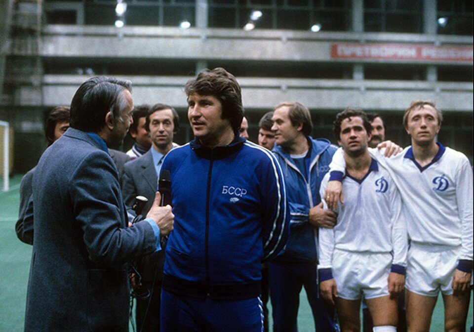     19 ноября 1982 года. Счастливые, но уставшие игроки Прокопенко и Гуринович слушают, что Малофеев говорит в интервью. Фото: Вячеслав Ун Да-син / ТАСС