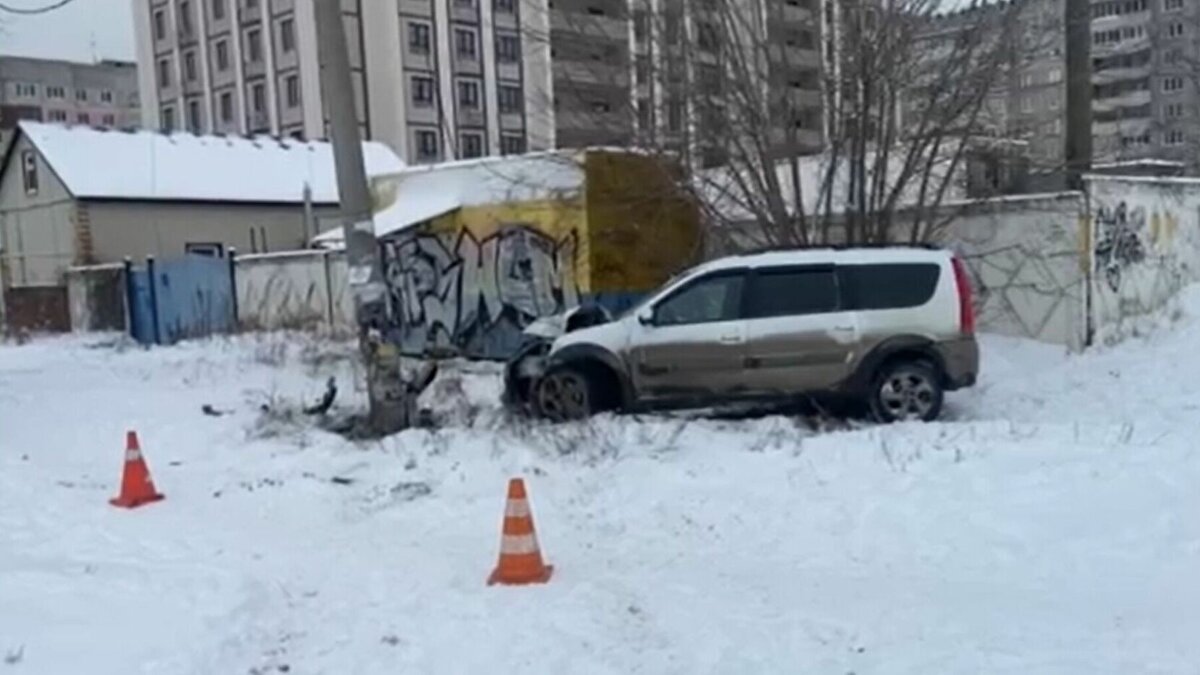     Легковой автомобиль врезался в столб 20 ноября в Дзержинске Нижегородской области. Пострадали два человека. Об этом сообщает пресс-служба Управления ГИБДД по Нижегородской области.