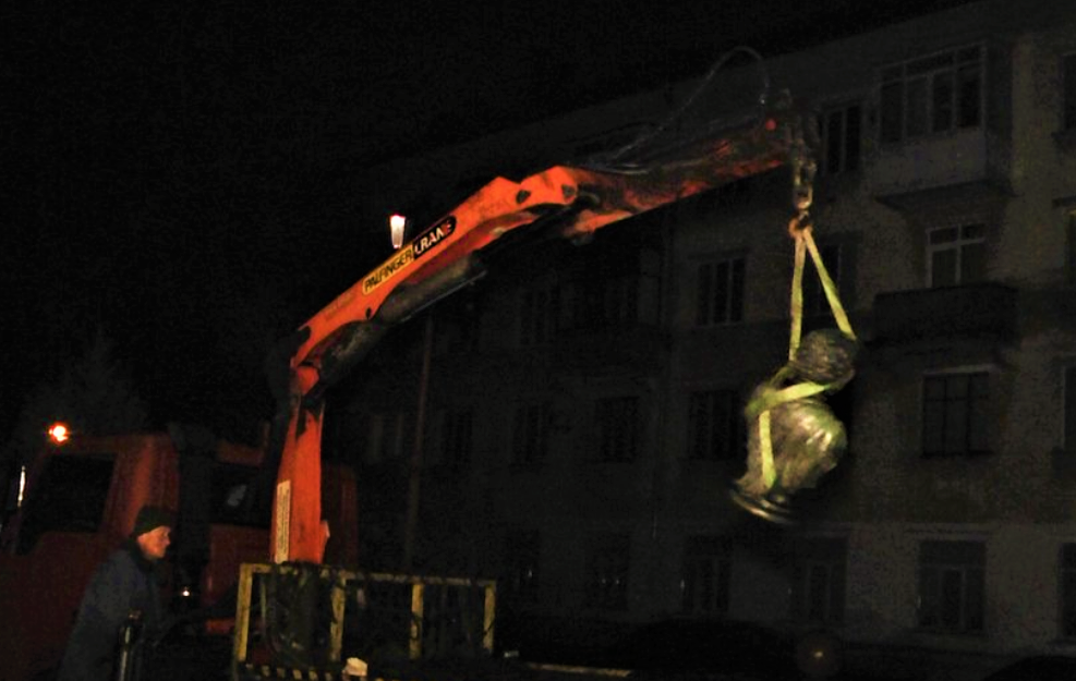 агайманы. памятник в уральске на пл маншук. памятник коневу в праге демонтировали. статуя в алматы. агайманы херсонская область.