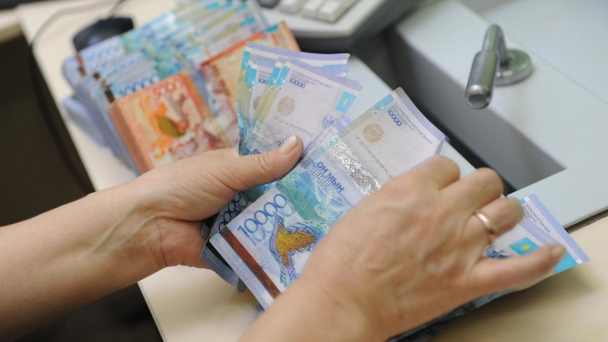    Девушка пересчитывает деньги:NUR.KZ / Владимир Третьяков