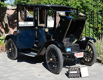 Первый электромобиль в виде тележки с электромотором был создан в 1841 году. На Международной электрической выставке 1881 года в ноябре в Париже электромобиль был представлен публике Густавом Труве