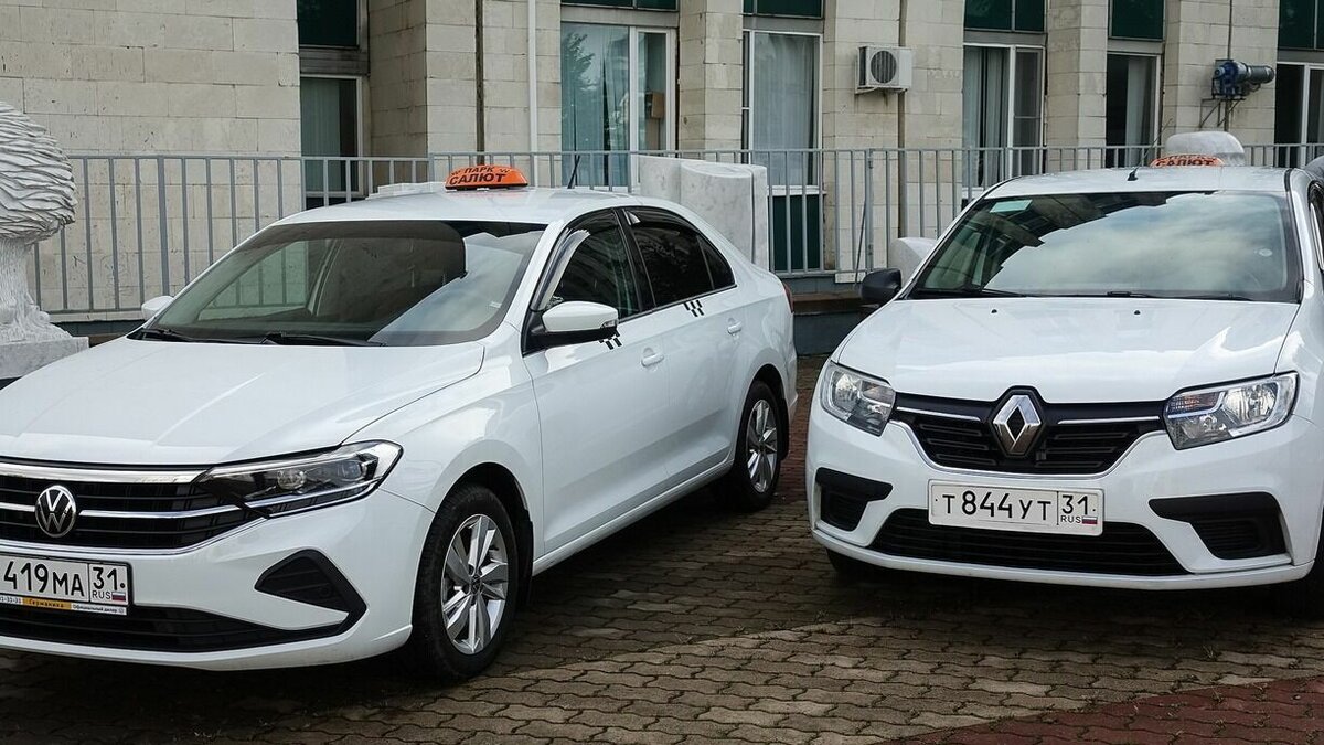     Авария случилась в районе автобусной остановки «Роддом» на Нейбута. Водитель такси выехал на «встречку», но не справился с управлением.