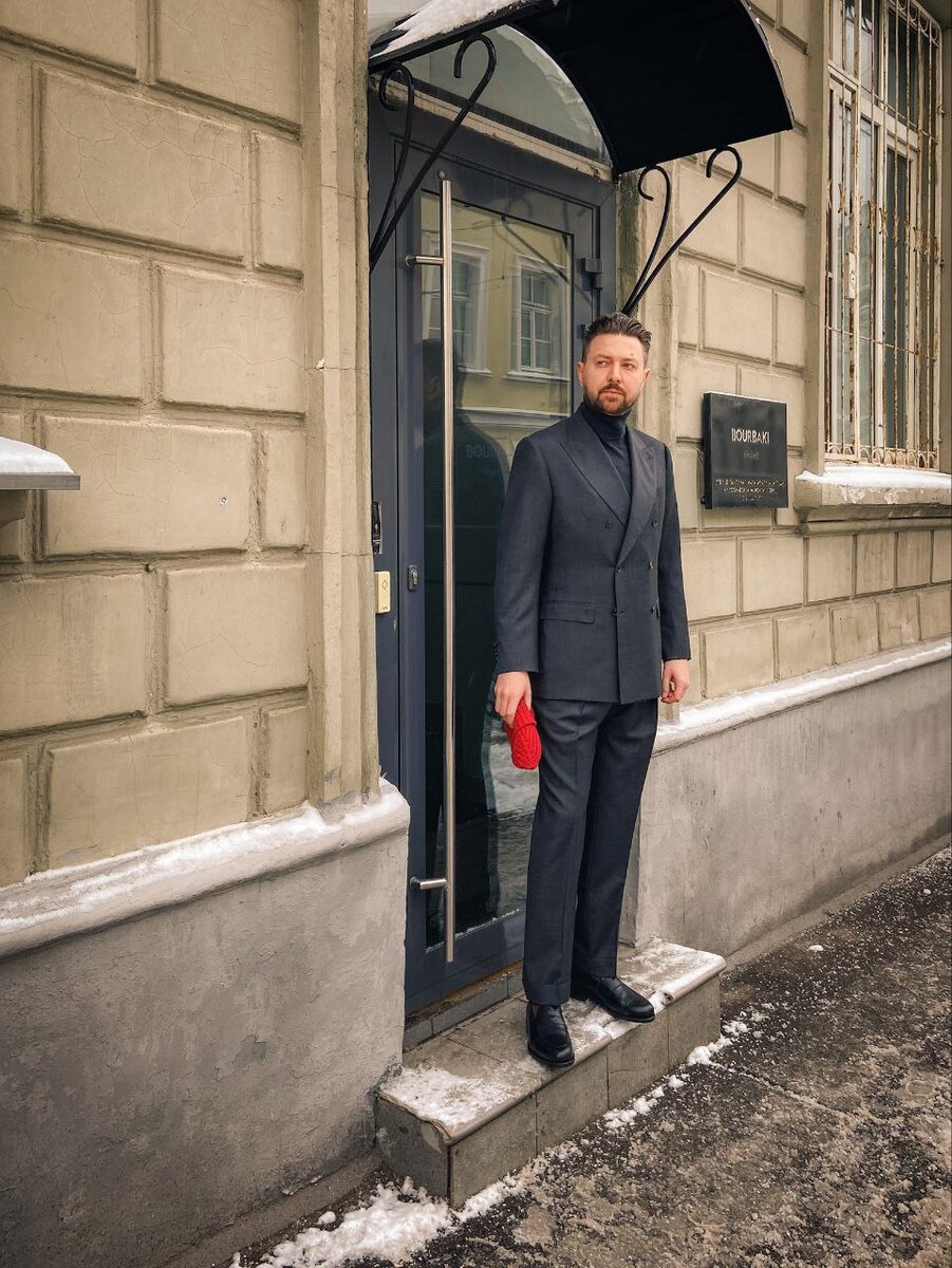 Постоянный клиент Дмитрий и его новый костюм в объективе нашего администратора Ивана на пороге мастерской в Лялином переулке