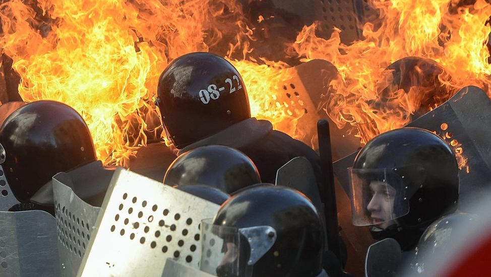 А так так выглядит «мирный протест» против «отказа правительства от евроинтеграции».  