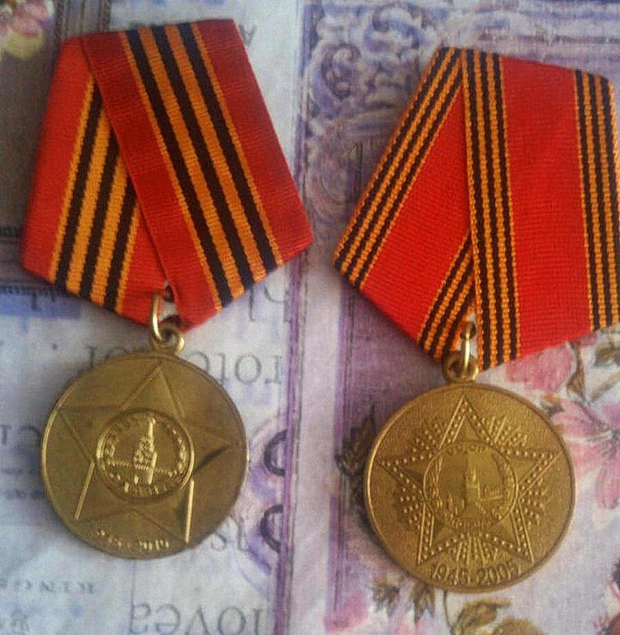 В мусор в Бердске выбросили медали в честь 60-летия и 65-летия Победы в ...