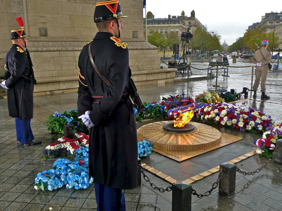 У могилы неизвестного солдата песня. Вечный огонь в Париже у Триумфальной арки. Триумфальная арка Париж могила неизвестного солдата. Триумфальная арка могила неизвестного солдата. Могила неизвестного солдата Париж Франция.