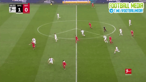 Альфонсо Дэвис на фланге прокинул мяч себе на ход, тем самым освободился от опеки защитника. Затем сделал передачу в штрафную, которую замкнул Шупо-Мотинг.