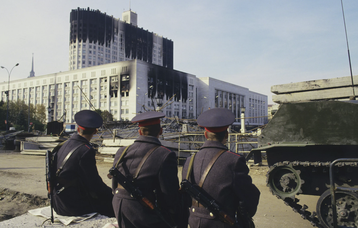4 октября 1993 года москва. 1993 Год Москва белый дом штурм. Белый дом Москва 1993 внутри. Верховный совет России 1993. Октябрьский путч 1993