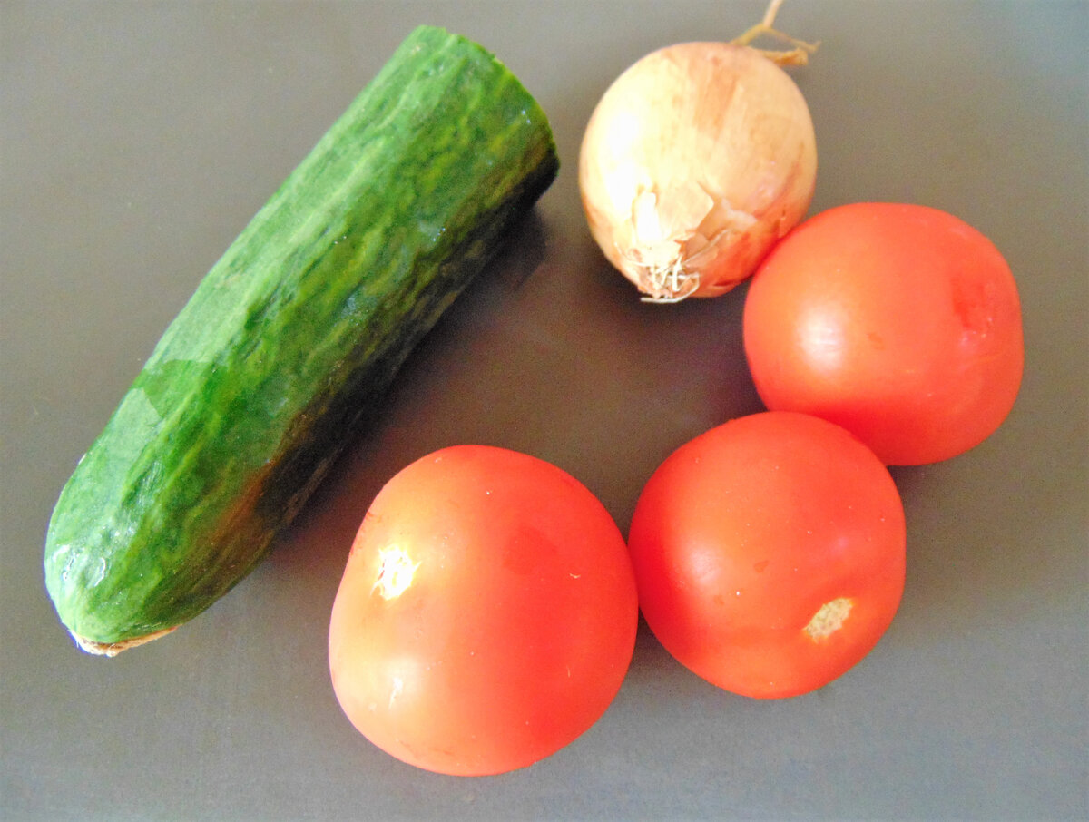 Итальянский салат "Панцанелла", приготовление-1, фото автора.