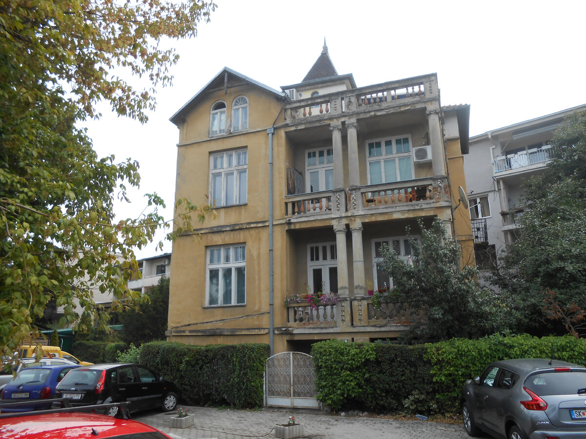 Действительно, всё-таки даже многие частные дома тогда устояли против стихии. Сентябрь 2017 года, фото автора.