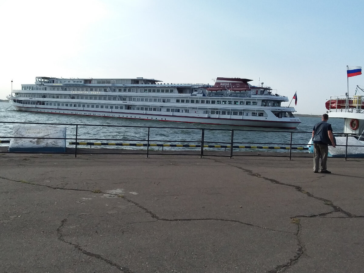 Круизный теплоход "Константин Федин"