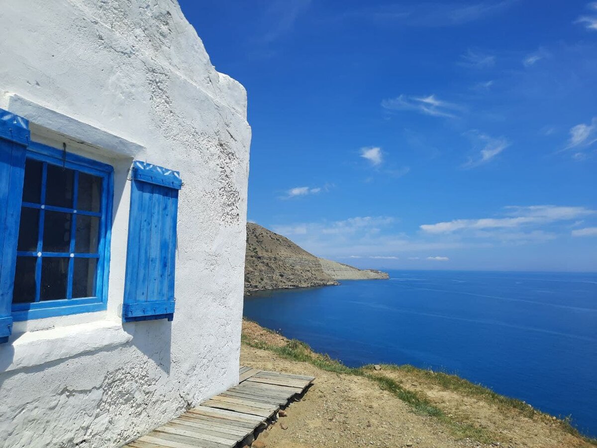 Домик на мысе Меганом рядом с маяком